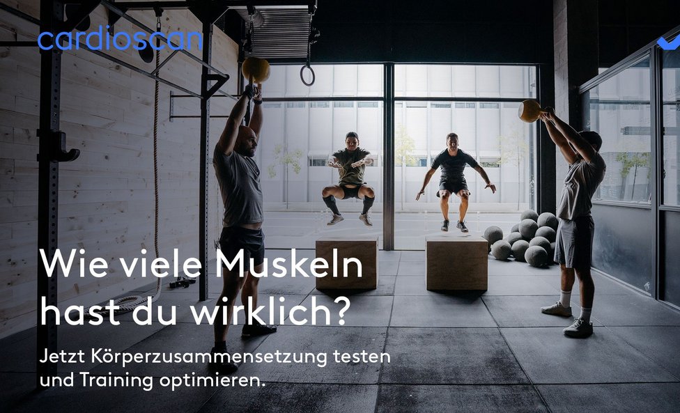Vier trainierte Männer in einem Studio, Text: Wieviel Muskeln hast du wirklich?