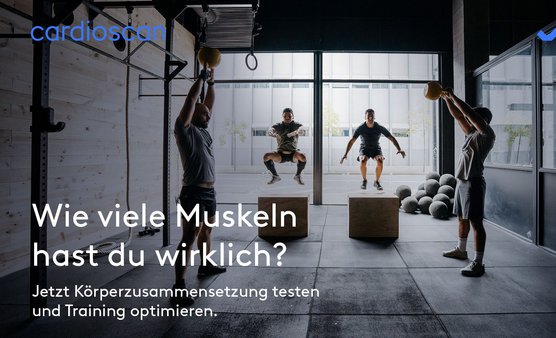 Vier trainierte Männer in einem Studio, Text: Wieviel Muskeln hast du wirklich?